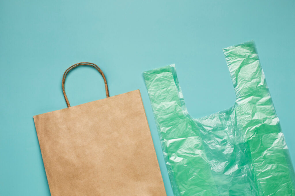 Ambalaje biodegradabile vs. cele din plastic: ce soluție este mai potrivită pentru afacerea ta?