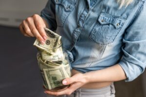 Generația Z pune mai mult preț pe economii
