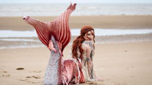 Îți pui coada de sirenă și evadezi: Mermaidingul e noul fitness