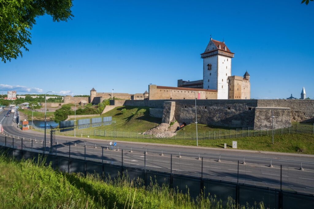 Estonia ridică porți metalice la granița cu Rusia, între Narva și Ivangorod. Motivul invocat de autoritățile estone