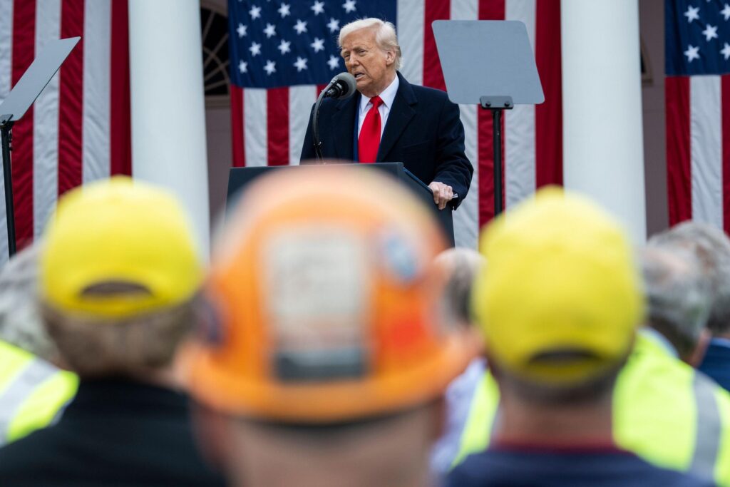 Cine câștigă și cine pierde în contextul războiului comercial declanșat de Trump /Grupurile de retail vor transfera clienților majorările