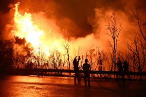 Unul dintre cele mai mari orașe din Grecia este amenințat de un incendiu de proporții. Autoritățile au început operațiuni de evacuare