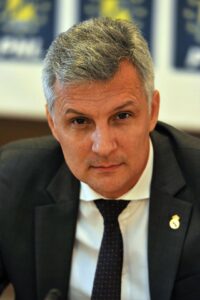 Mult prea mare pălăria pentru domnia sa