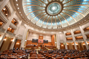 Patru moțiuni de cenzură, pe masa Parlamentului/ A început citirea lor în plenul aproape gol