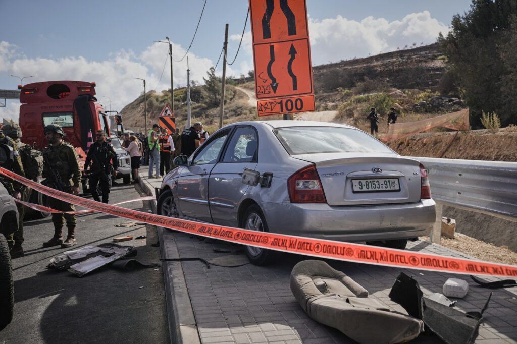 Doi pietoni au fost răniți după ce un PALESTINIAN i-a lovit cu mașina la periferia Ierusalimului. Incidentul s-a soldat cu moartea șoferului