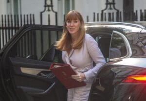 Vicepremierul Angela Rayner a demisionat, după ce s-a constatat că a plătit taxe prea mici pentru achiziția unui apartament