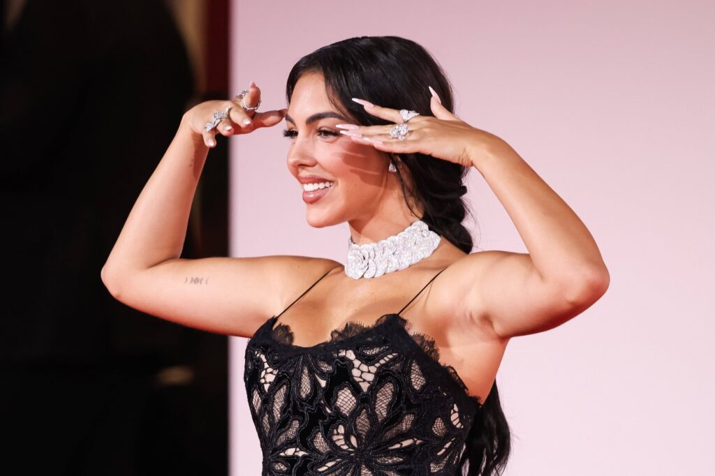 Georgina Rodriguez a avut o apariție fabuloasă pe covorul roșu. Cum a „defilat” partenera lui Cristiano Ronaldo cu inelul de logodnă de 10.000.000 $