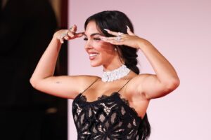 Georgina Rodriguez a avut o apariție fabuloasă pe covorul roșu. Cum a „defilat” partenera lui Cristiano Ronaldo cu inelul de logodnă de 10.000.000 $