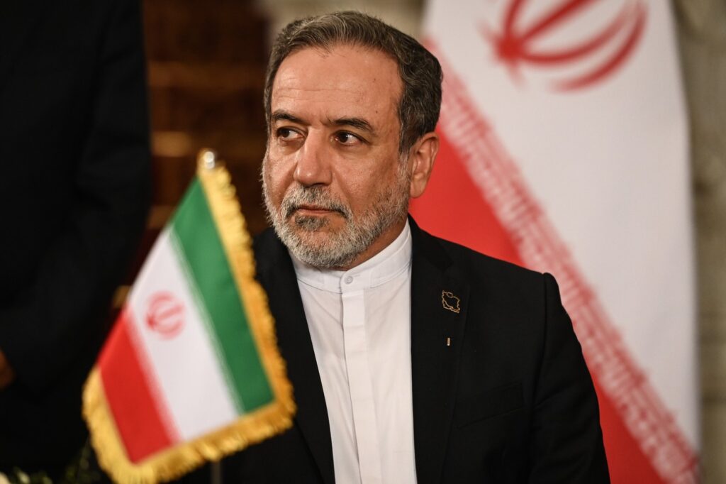 Iranul denunță planul statelor europene de a impune sancțiuni împotriva programului său nuclear