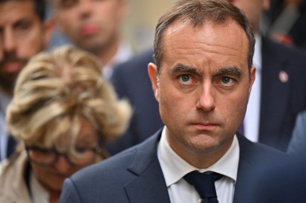 Noul premier al Franței adoptă o politică reformatoare/ Sebastien Lecornu elimină beneficiile „pe viață” acordate foștilor miniștri