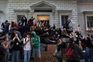 ZIUA “BLOCAM TOT” A VENIT. Peste 250 de actiuni de protest sunt asteptate in intreaga Franta.