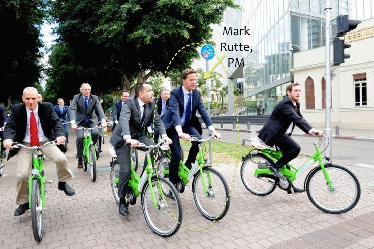 Coloana oficială a lui Rutte,când era premier.În România e populism ca un ministru să conducă mașina