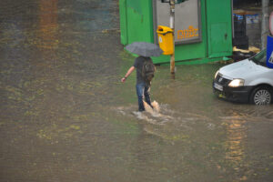 Cod roșu de ploi în București: Primăria Capitalei a lansat un număr de urgențe