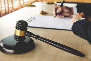Un judecător de la instanța supremă se pensionează la 48 de ani. Cazuri celebre închise de magistrat