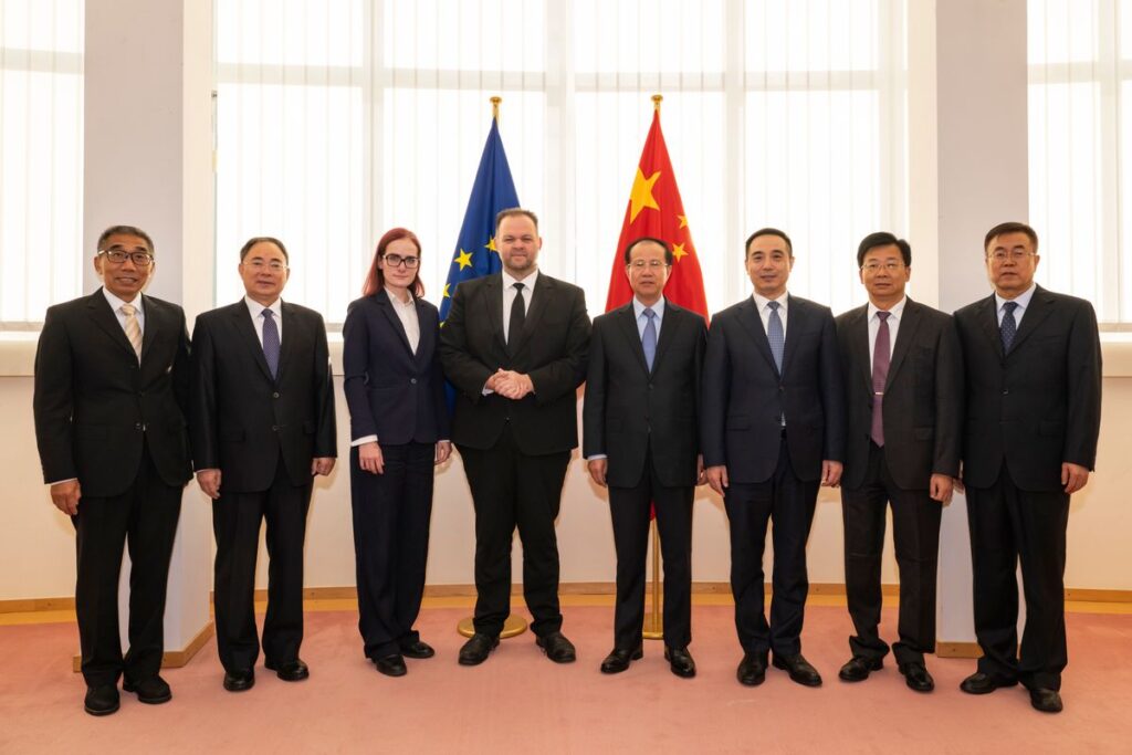 China către eurodeputați: NATO n-ar trebui să existe