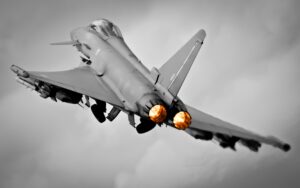 Tucia este îngrijorată pentru aviația sa și face presiuni pentru a obține avioane de luptă