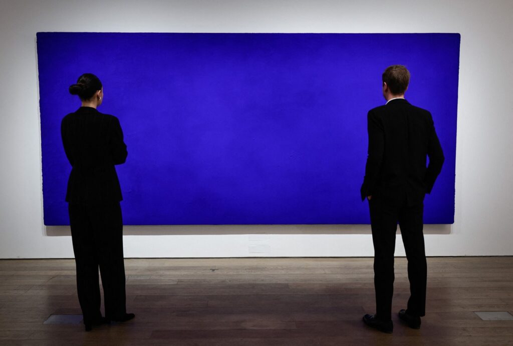 O pânză complet albastră a fost vândută la licitație pentru o sumă record. Care este secretul tabloului?