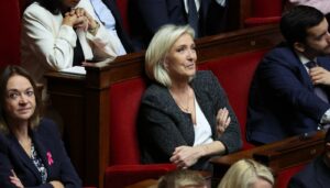 A 10-a zi de CRIZĂ în Franța. Partidul Socialist nu va depune o nouă moțiune de cenzură. Marine Le Pen denunță o „coaliție” condusă de MACRON