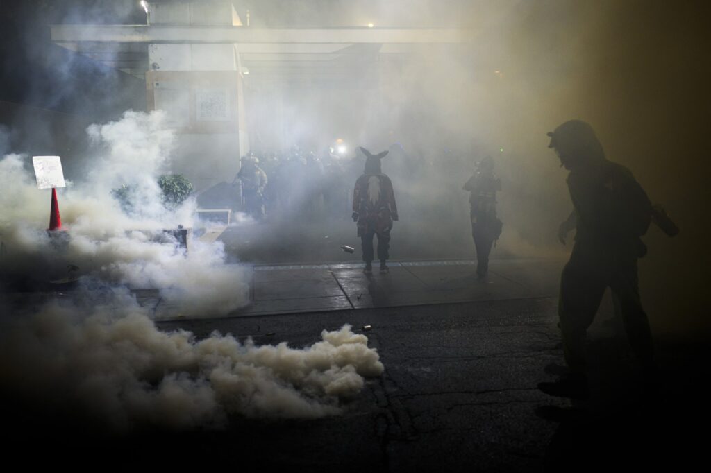 Polițiștii și protestatarii Antifa se bat la Portland. Orașul devine butoiul cu pulbere al SUA