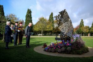 Regele Charles al III-lea a depus flori la primul monument dedicat militarilor LGBT+ din Regatul Unit