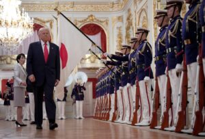 Donald Trump este întâmpinat regește de garda de onoare a Japoniei și semnează un acord cu prim-ministra Sanae Takaichi