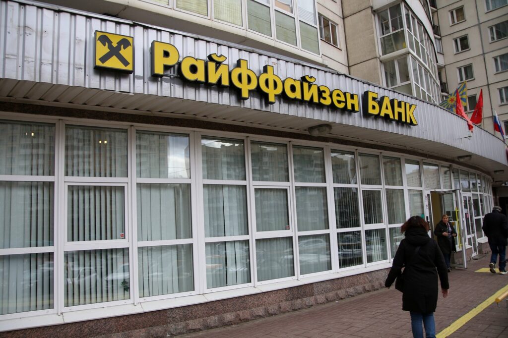 Raiffeisen NU poate ieși din piața rusă. Autoritățile de la Moscova se opun vânzării