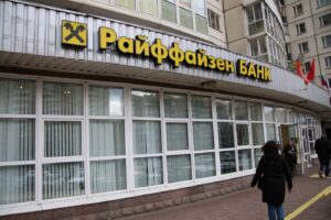 Raiffeisen NU poate ieși din piața rusă. Autoritățile de la Moscova se opun vânzării