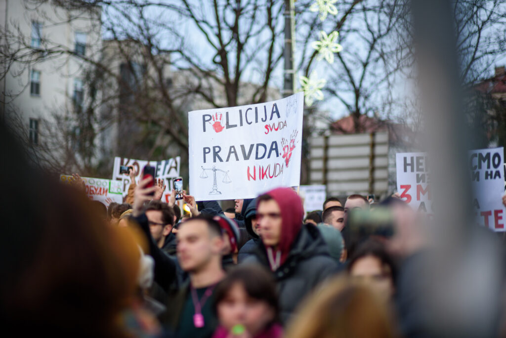 Serbia: un an de proteste și o țară transformată și divizată