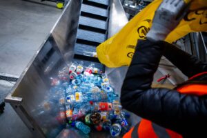 2 ani de când românii returnează sticlele goale: aproape 8 miliarde de ambalaje au mers la reciclat
