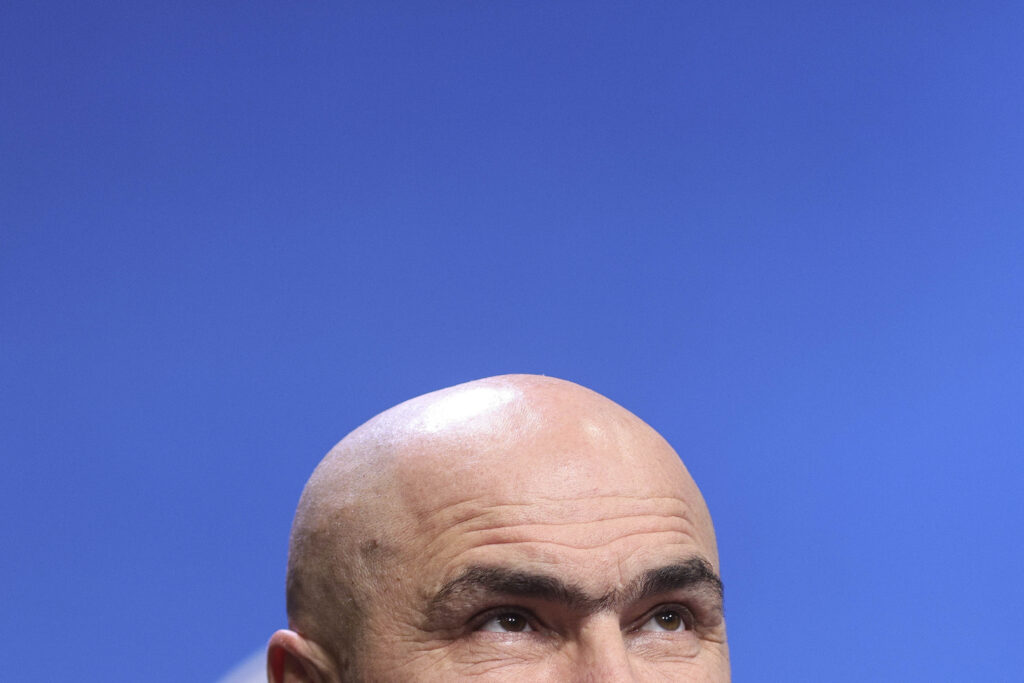 Premierului Ilie Bolojan nu-i place că jurnaliștii aleargă politicieni pe holuri