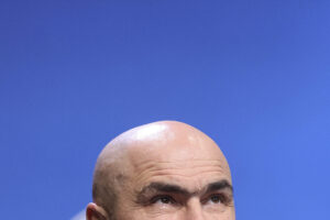 Premierului Ilie Bolojan nu-i place că jurnaliștii aleargă politicieni pe holuri