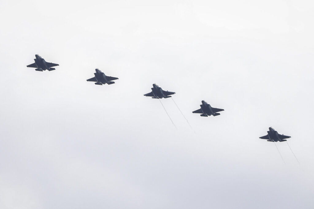 bombardamente, trupe de elită sau capturare