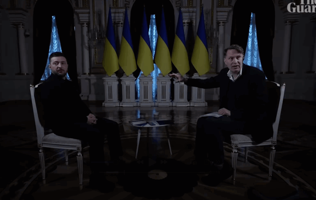 (VIDEO) Zelenski a rămas de 2 ori în beznă, în Palatul său, în timpul interviului pentru The Guardian. „Ești ok?”/ „Da, da!”