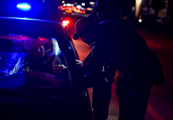 Se duc lupte între protestatarii care susțin imigrația și agenți federali în fața centrului de antiimigrație