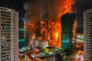 🚨 Dezastrul din Hong Kong ar putea amâna alegerile: 12 ore de incendiu, 36 de morți și 279 de dispăruți