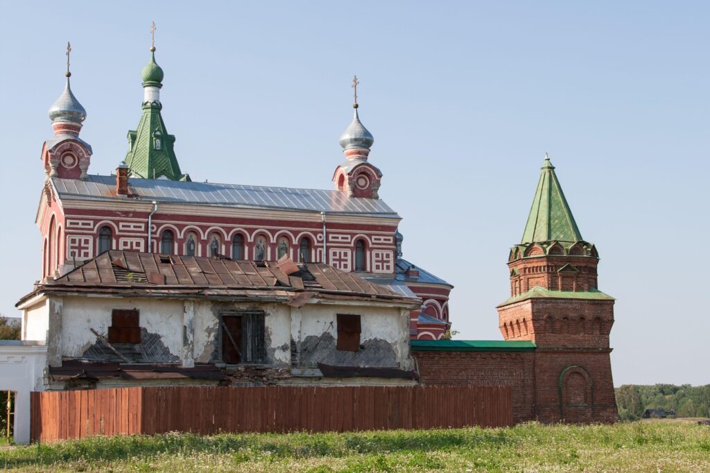 O mănăstire veche de 400 de ani, vândută la prețul unei felii de PIZZA în Aeroportul Otopeni. Ce afacere de succes vrea să deschidă noul proprietar