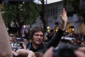 Javier Milei face show. Președintele Argentinei si-a îmbrățișat miniștrii și a dansat după victoria din alegerile parlamentare