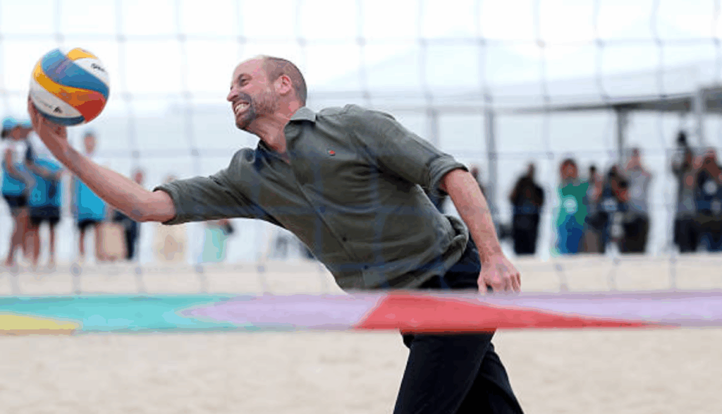 Prințul William este într-o formă de zile mari. Viitorul rege al Marii Britanii a fost filmat în timp ce juca volei pe faimoasa plajă Copacabana