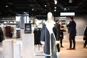 Premierul francez lansează procedura de suspendare a site-ului Shein pentru comercializare de păpuși sexuale cu înfățișare infantilă și arme