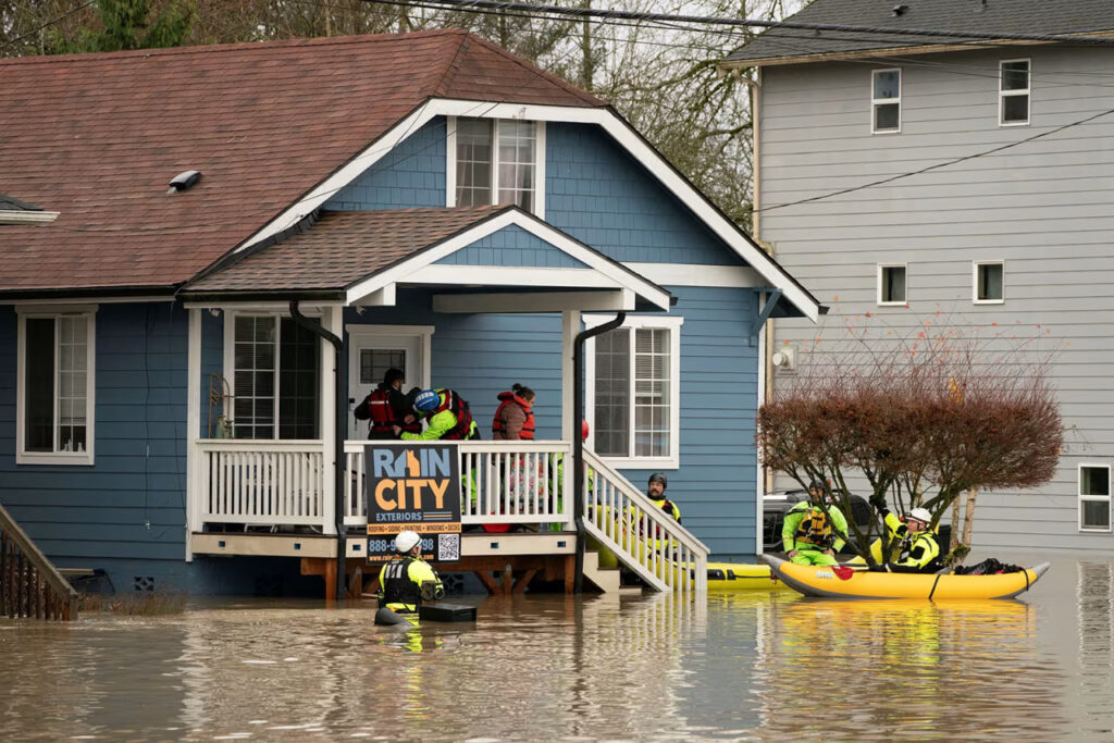 SUA se confruntă cu inundații istorice în statul Washington. 100.000 de oameni sunt evacuați în timp ce râurile ating niveluri record