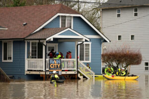 SUA se confruntă cu inundații istorice în statul Washington. 100.000 de oameni sunt evacuați în timp ce râurile ating niveluri record