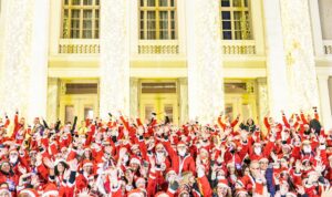 Atena s-a îmbrăcat în „roșu”. Mii de greci au participat la „Cursa lui Moș Crăciun“
