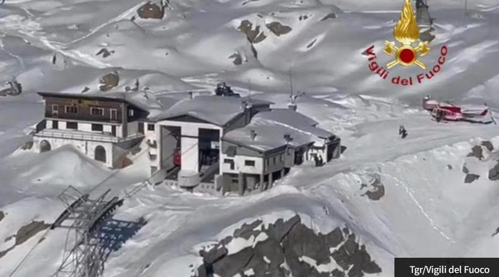 Italia. La un pas de tragedie. O telecabină plină de schiori s-a izbit de zidul stației de sosire. Din fericire, doar răniți