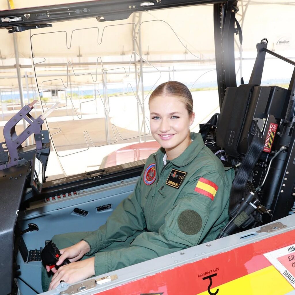 Moștenitoarea tronului Spaniei la manșa unui avion de antrenament. Prințesa Leonor se pregătește pentru rolul de șef al Forțelor Armate