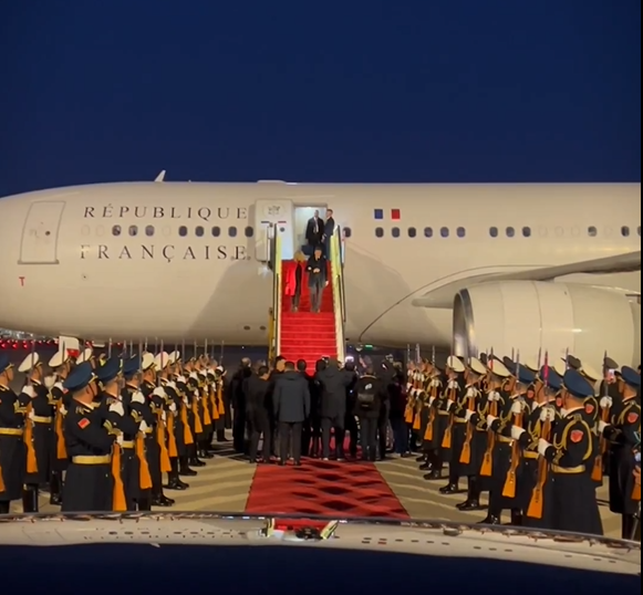 Soții Macron au fost tratați regește la sosirea în Beijing. Chinezii le-au întins covorul roșu și i-au oferit lui Brigitte un buchet uriaș de flori. Ce semnificație a avut ținuta primei doamne a Franței