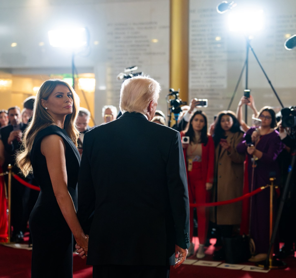 Sylvester Stallone și membrii trupei Kiss au fost premiaţi de Trump la gala Kennedy Center Honors. Melania Trump, apariție elegantă pe covorul roșu