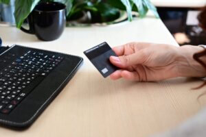 Cum a pierdut un american 280.000 de dolari în doar patru luni, după un singur mesaj pe Facebook