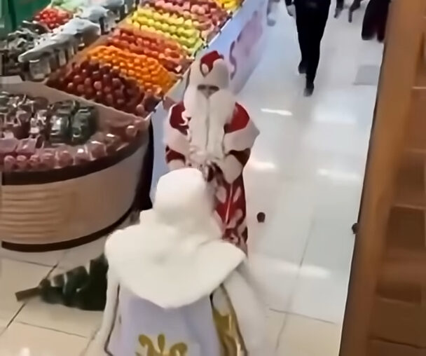 doi Moși Crăciun s-au luat la bătaie într-un supermarket