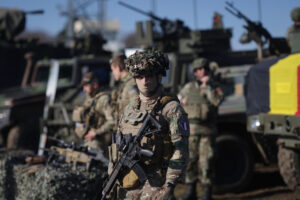 Sondaj Eurobazooka: România este prinsă între frica de război și „divorțul” de SUA