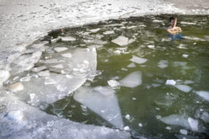 Ce spun specialiștii despre băile în ape înghețate. Practica a devenit tot mai populară printre oameni